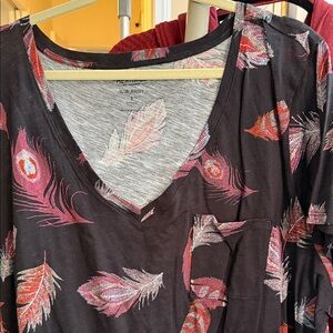 Torrid super cute burgandy feather tee short sleeve black NWOT 6 X